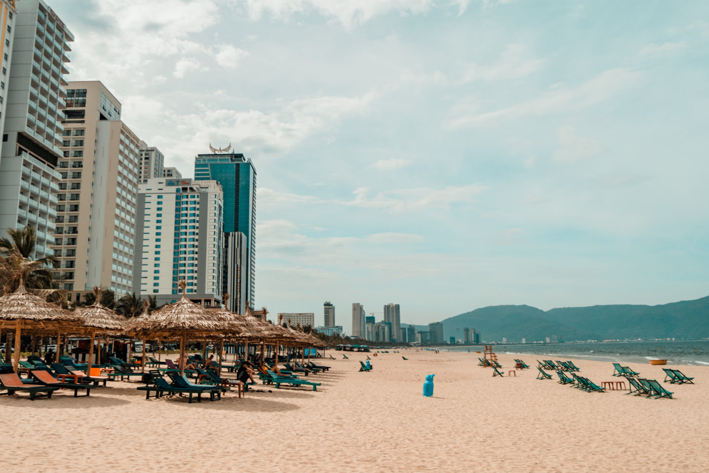 Strand mit Skyline von Da Nang