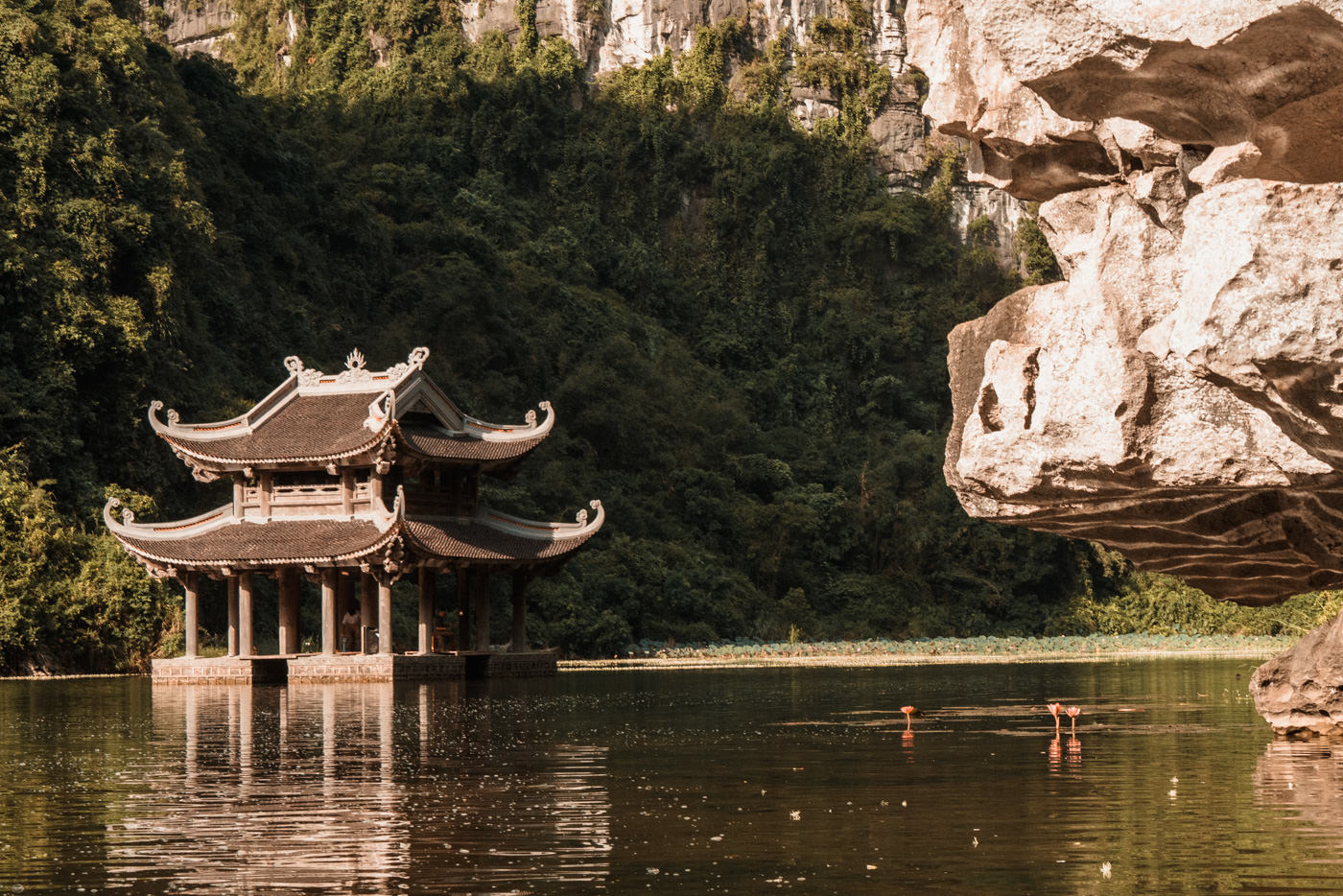 Pagoda bei Trang An in der trockenen Halongbucht