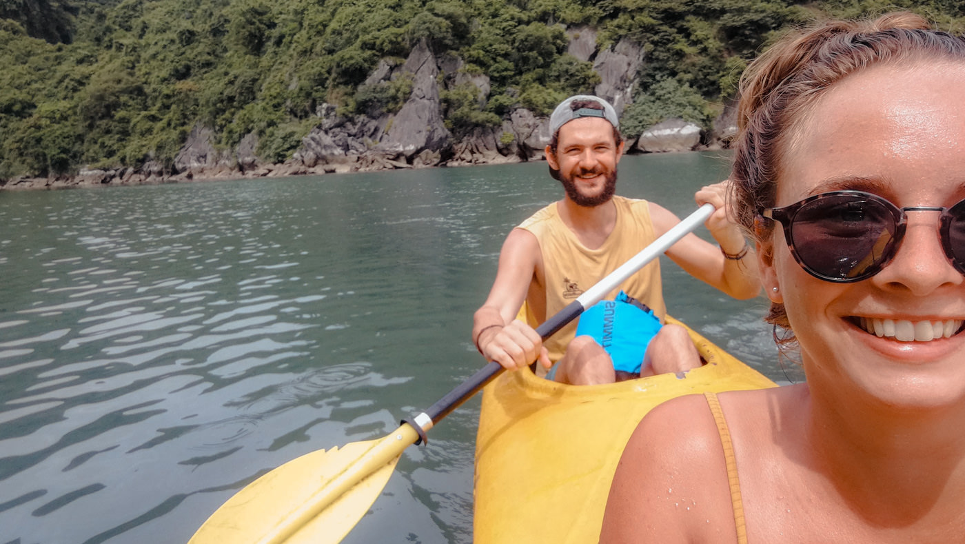 Wir kayaken in der Halong Bucht