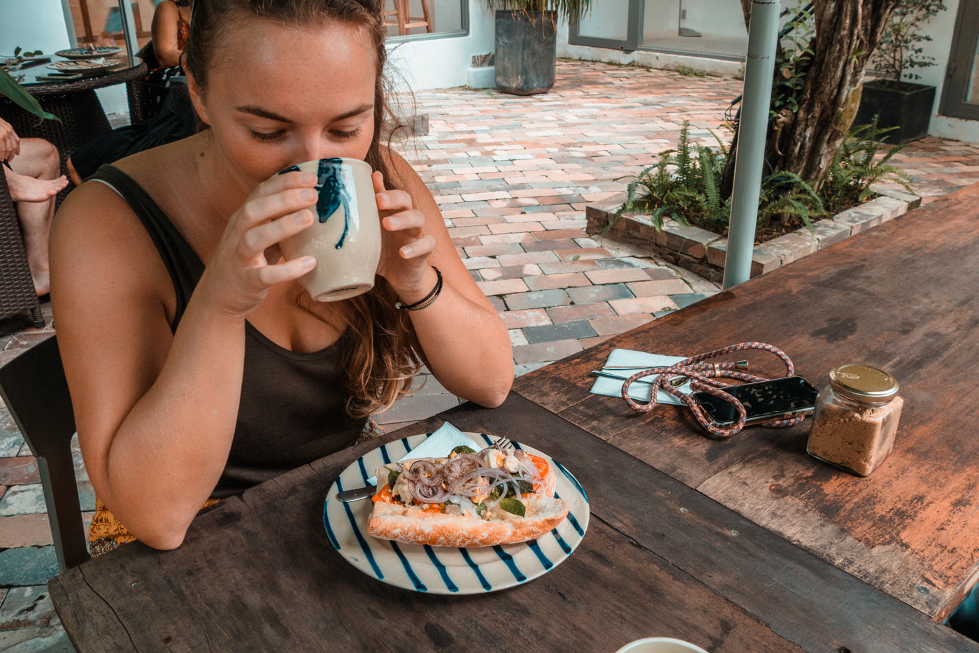 Julia isst Banh Mi in Vietnam