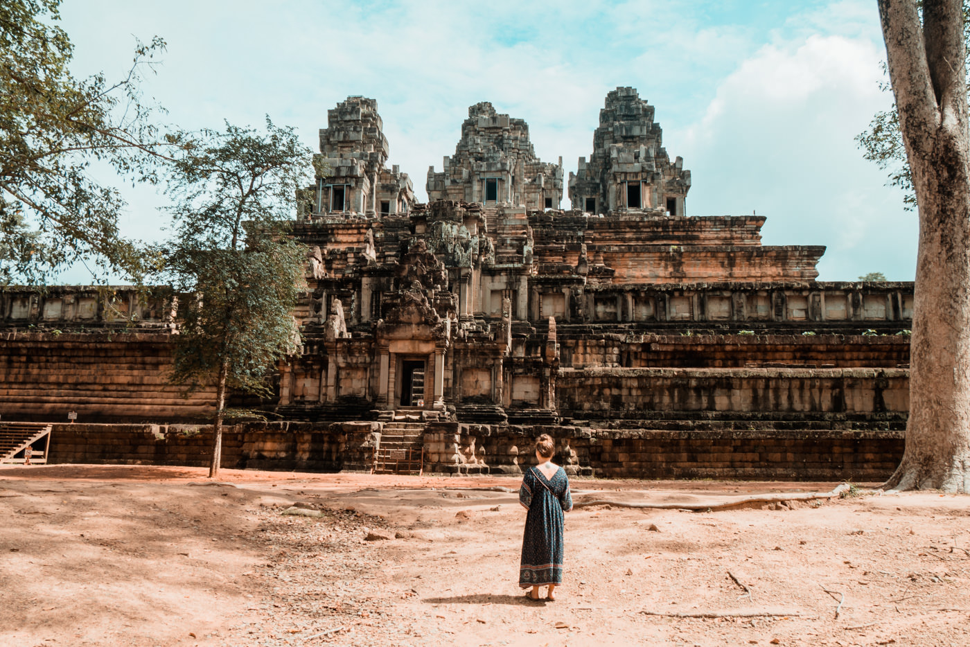 Julia vor dem Ta Keo Tempel in Angkor, Kambodscha