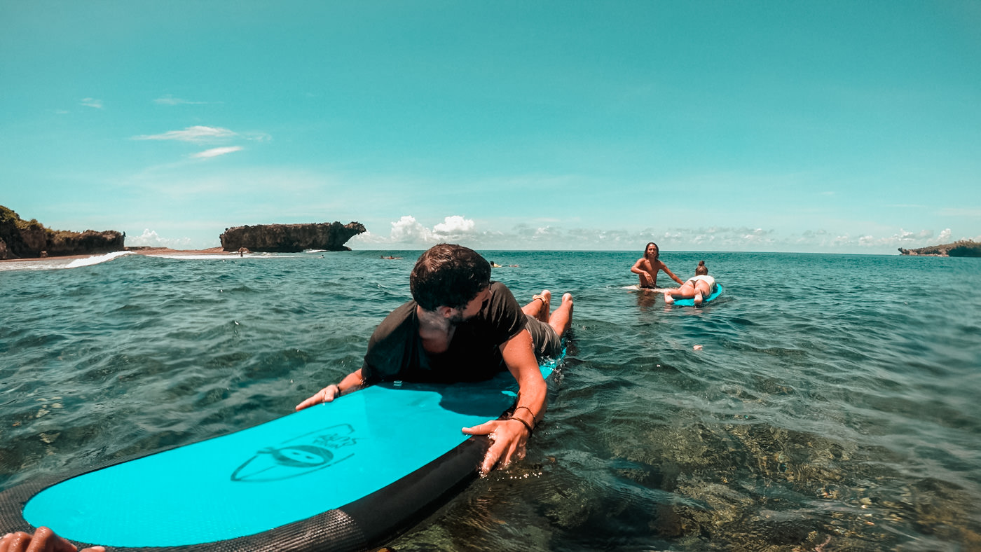 Wir auf den Surfbrettern im Meer