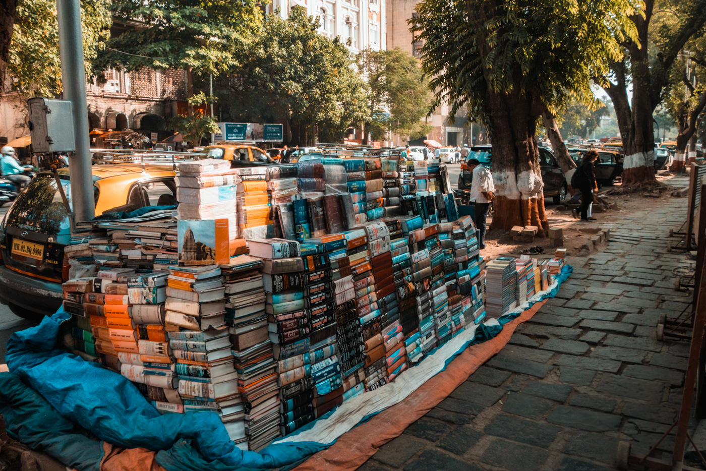 Bücher werden auf der Straße in Mumbai verkauft