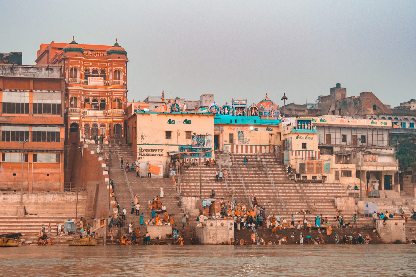 Blick auf die Ghats in Varanasi, Indien