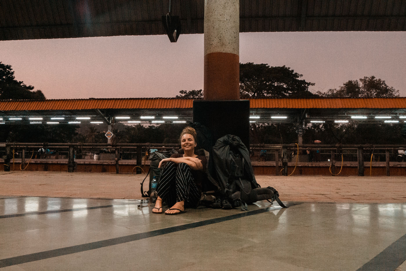 Julia am Bahnhof von Margao in Goa