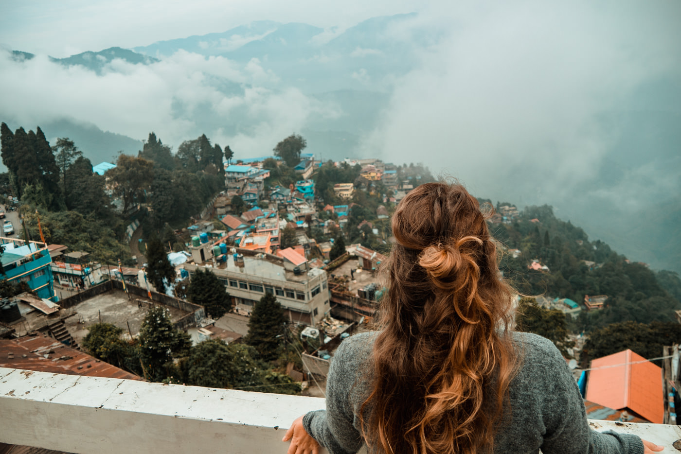 Julia blickt auf Darjeeling von der Terrasse unseres Guetshouses