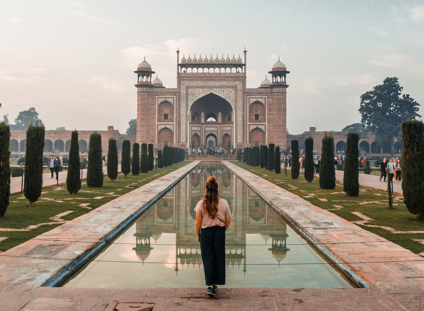 Julia blickt auf das Eingangstor des Taj Mahals