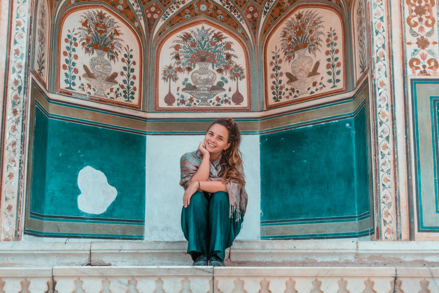 Julia vor Wandmalereien im Amber Palace in Jaipur