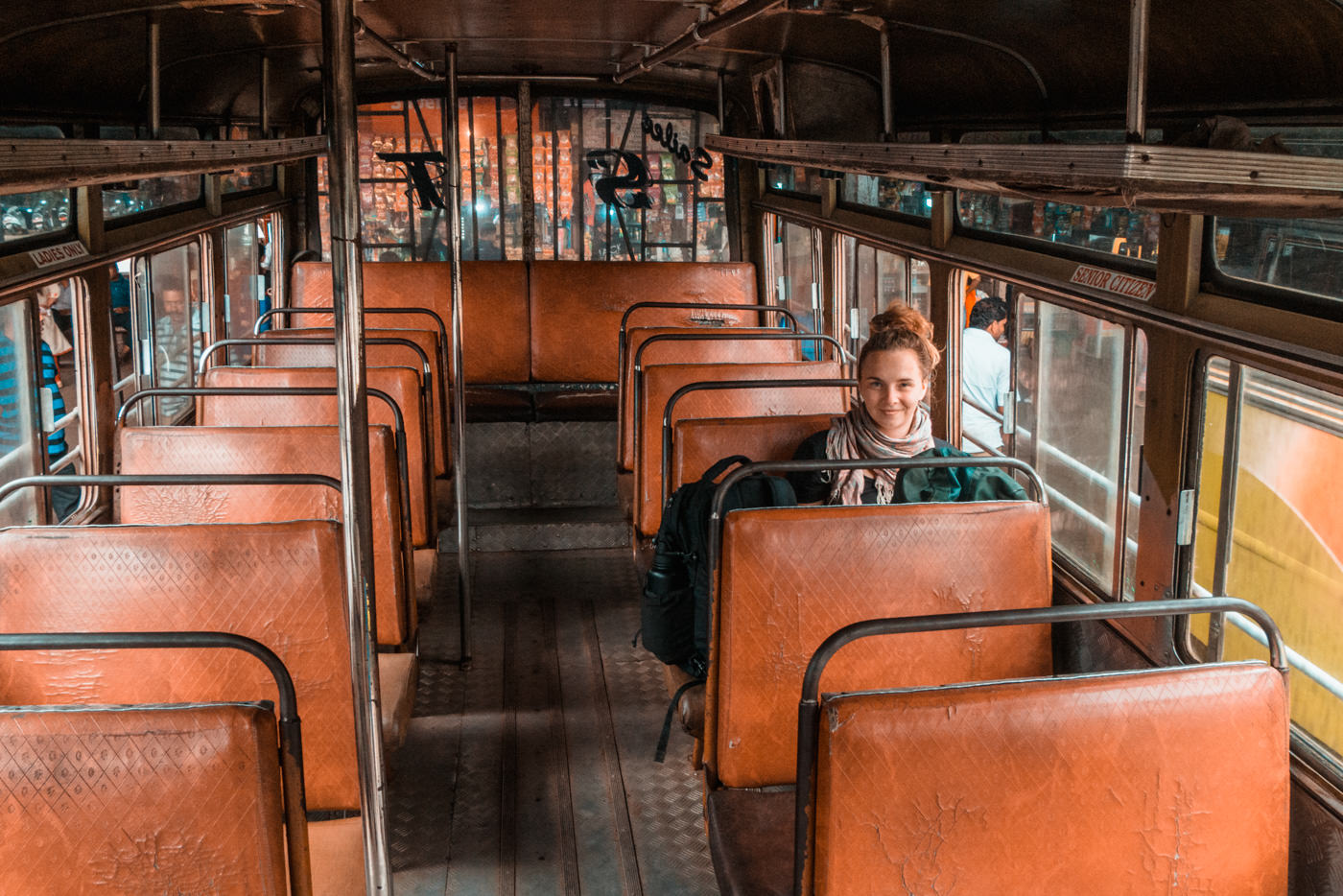 Julia in einem lokalen Bus in Anjuna, Goa