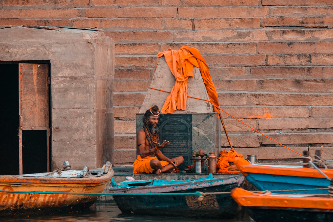 Sadhu am Ufer des Ganges in Varanasi