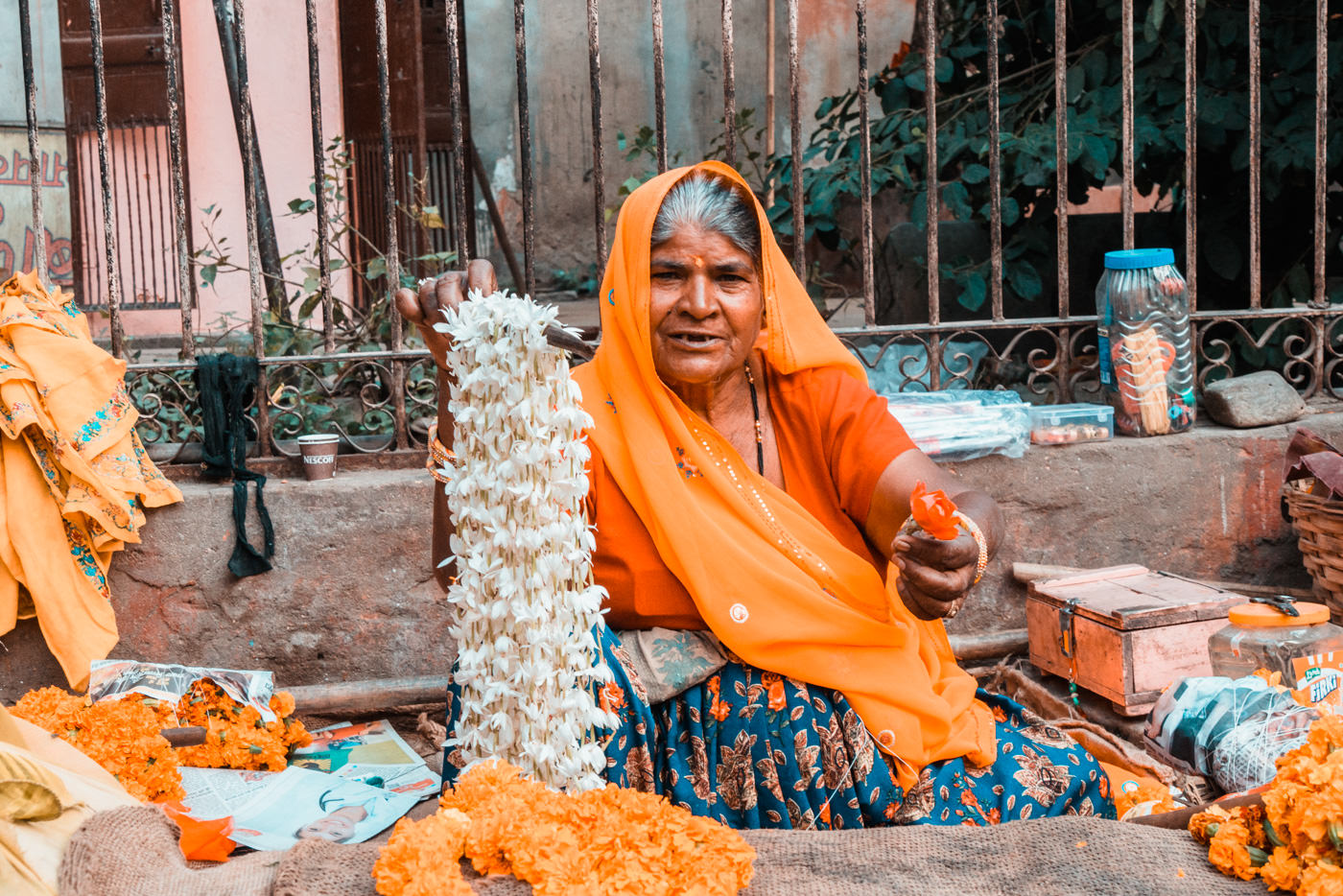 Blumenverkäuferin in Jaipur, Indien