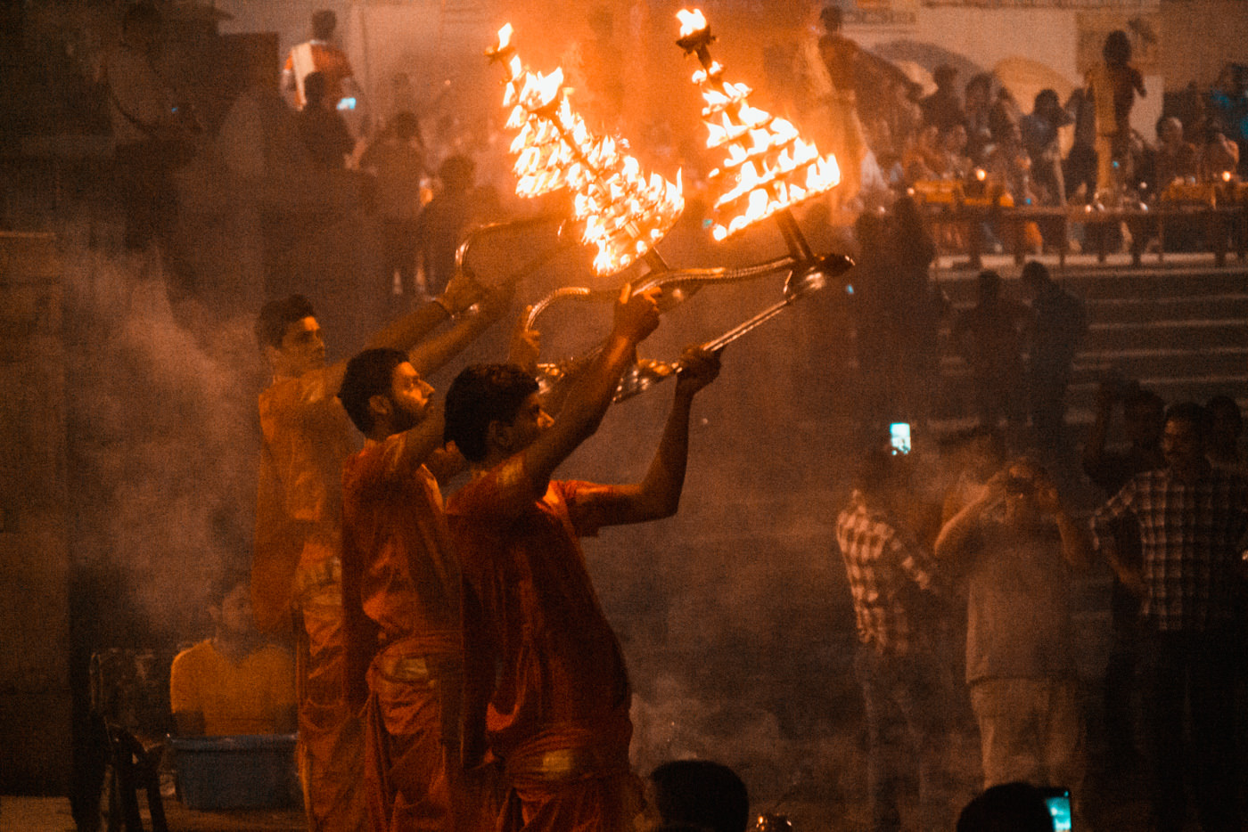 Abendliche Zeremonie am Ufer des Ganges in Varanasi