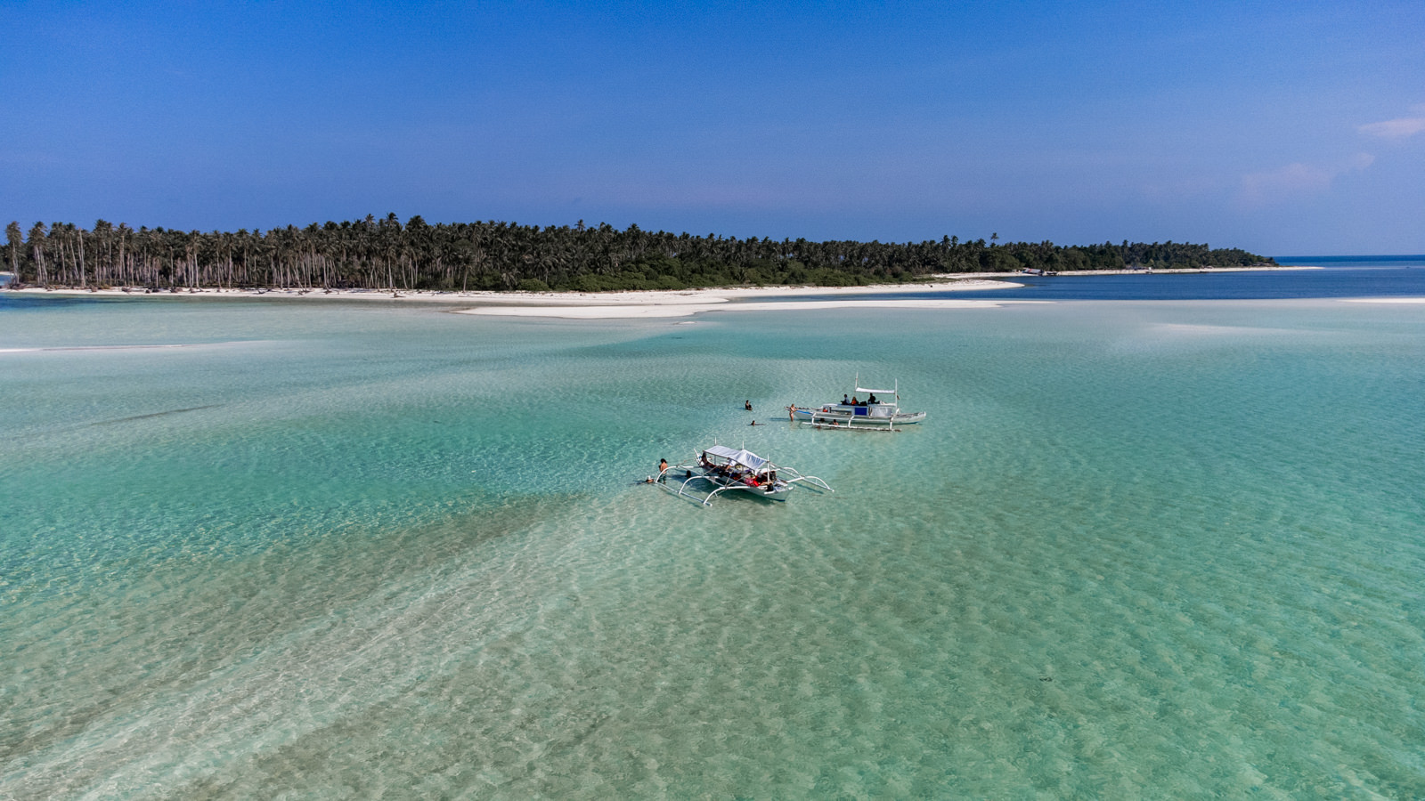Boote vor einer Insel in der Region Balabac, Philippinen