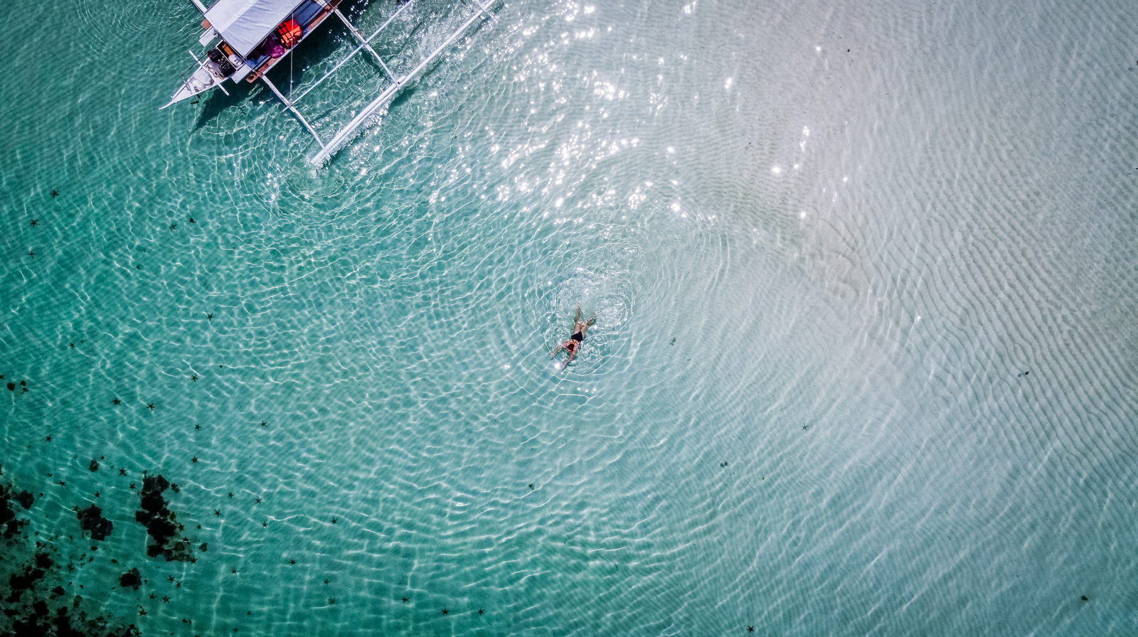 Julia schwimmt im Meer in der Balabac Region, Philippinen