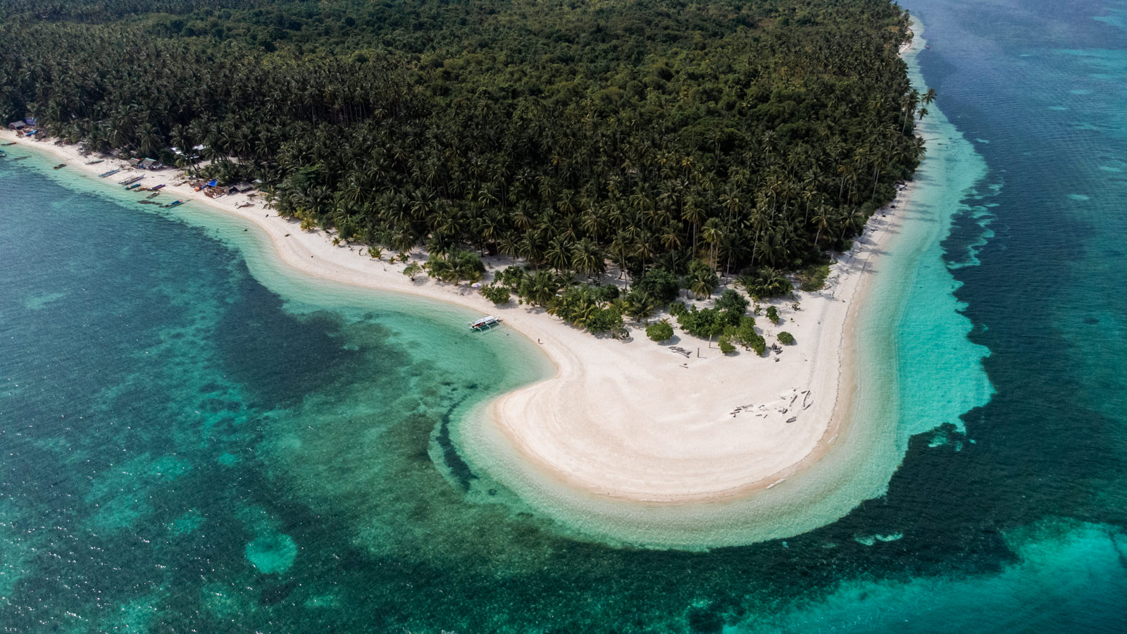 Strand mit Palmen von oben in Balabac, Philippinen