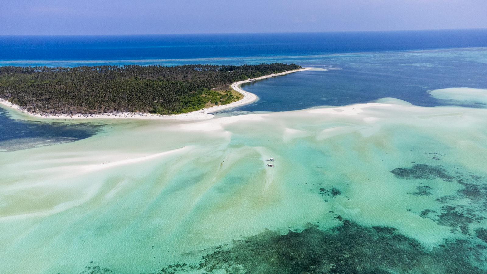 Eine Insel und Sandbank von oben in Balabac, Philippinen