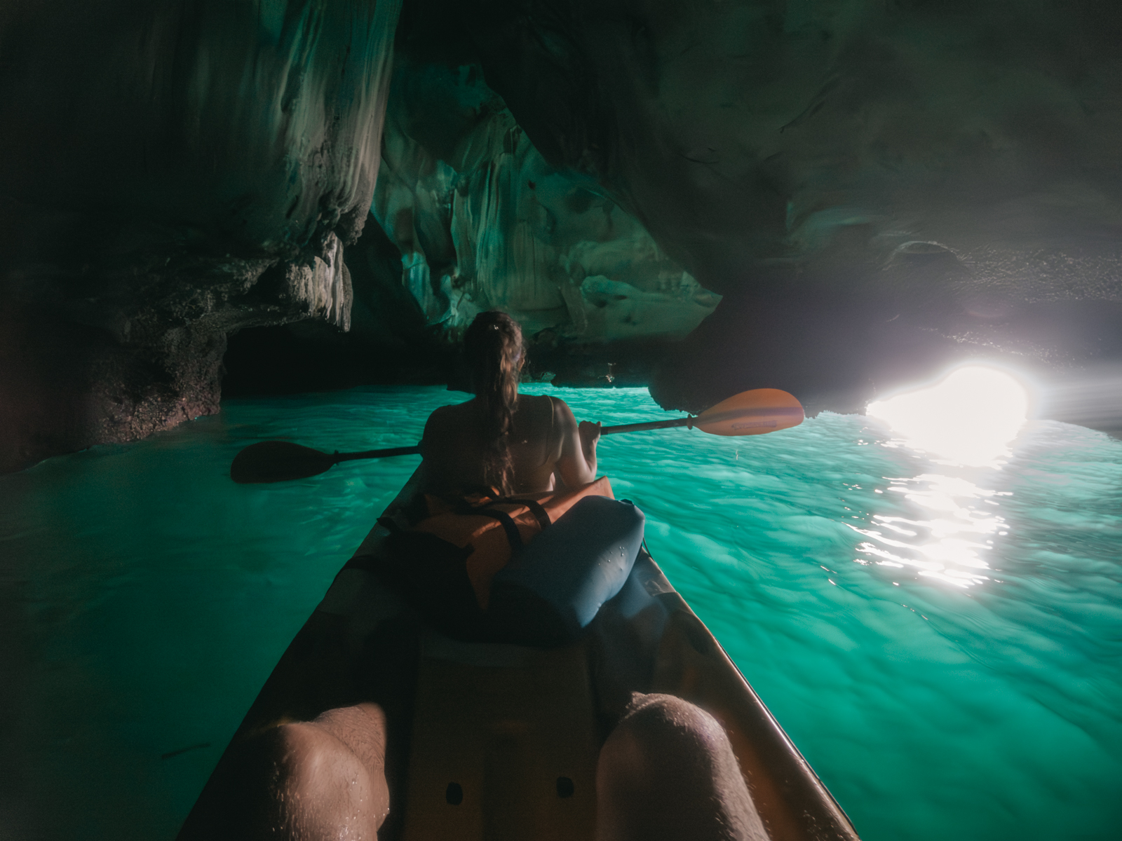 Mit dem Kajak in einer Höhle vor Koh Mook