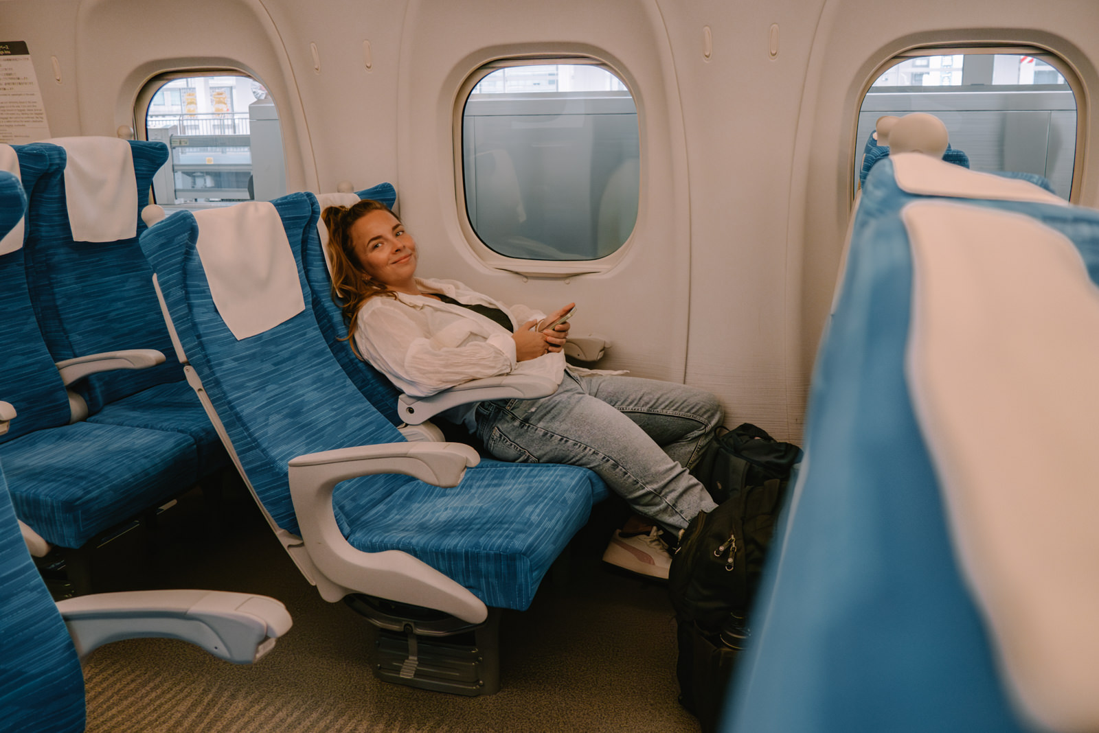 Julia im Shinkansen in Japan