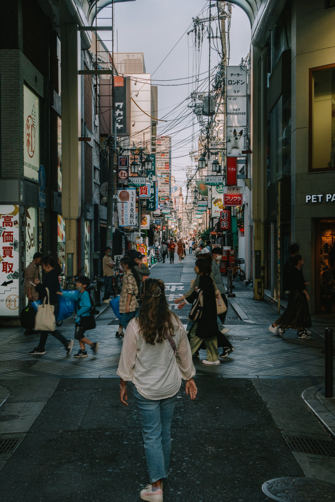 Julia in einer Straße in Tokio, Japan
