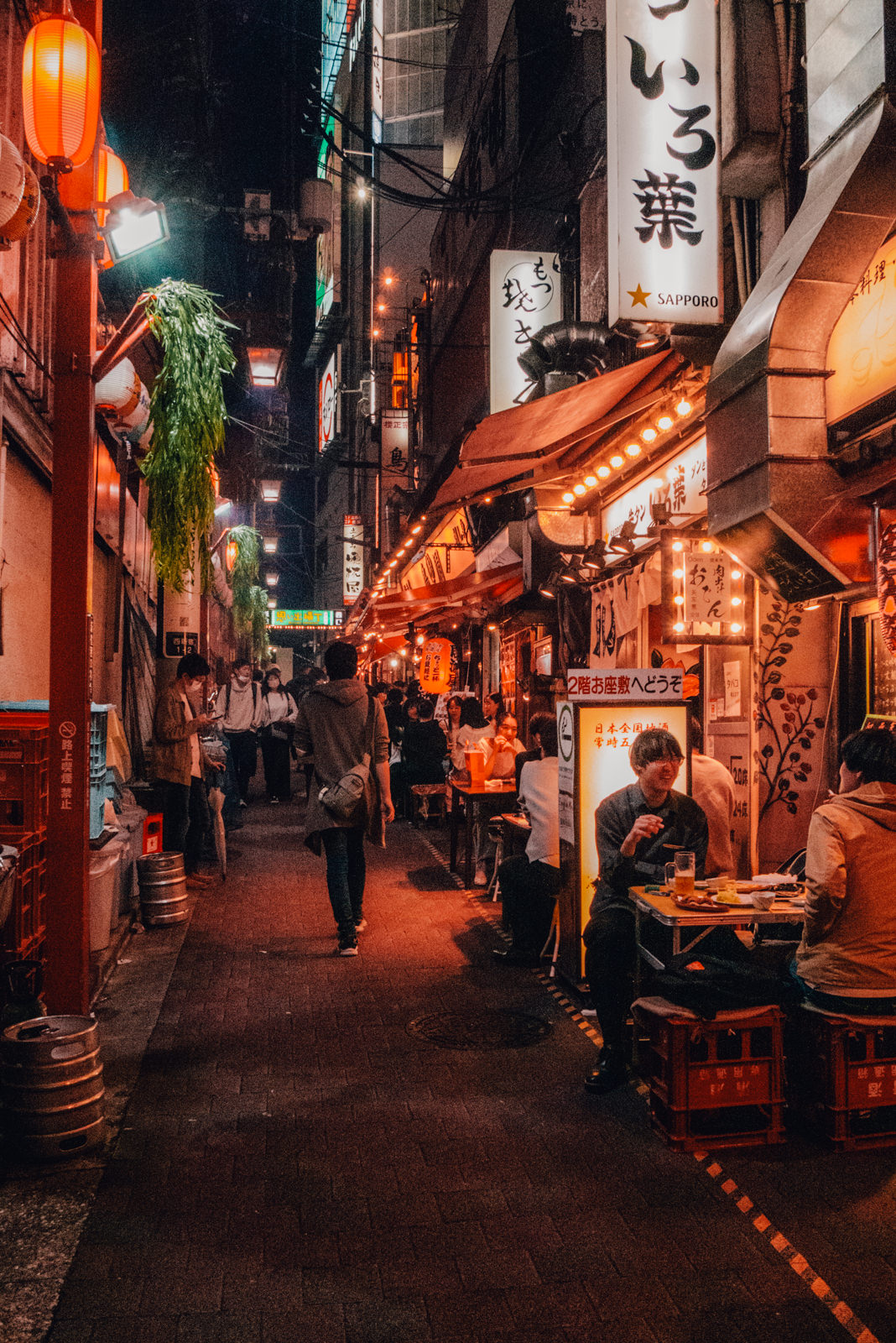 Kleine Gasse in Tokio bei Nacht