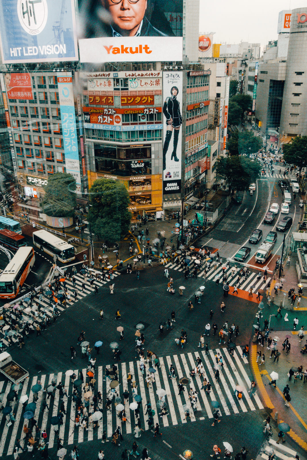 Blick auf das Shibuya Crossing in Tokio