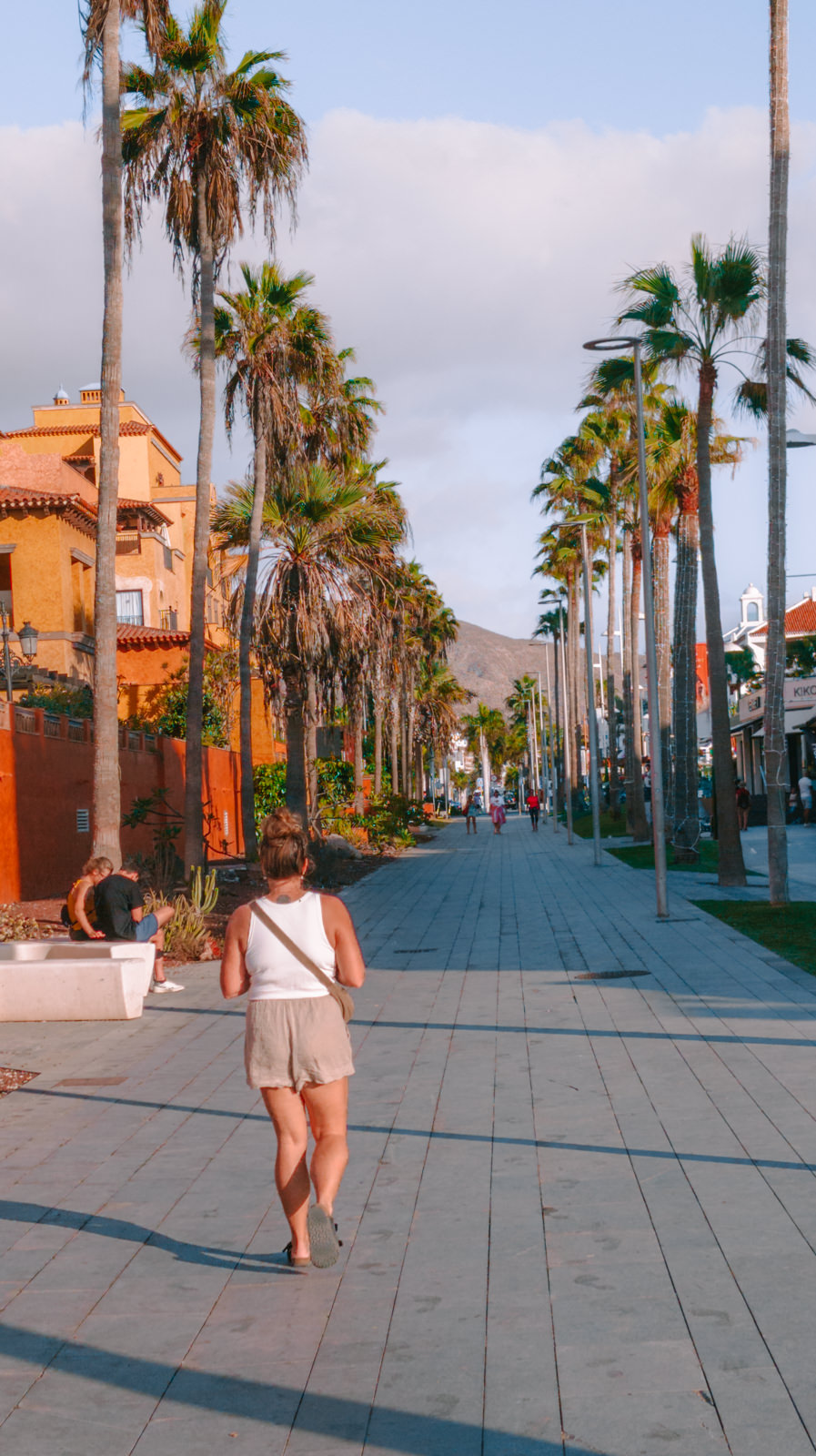 Julia an der Promenade von Playa de las Américas auf Teneriffa