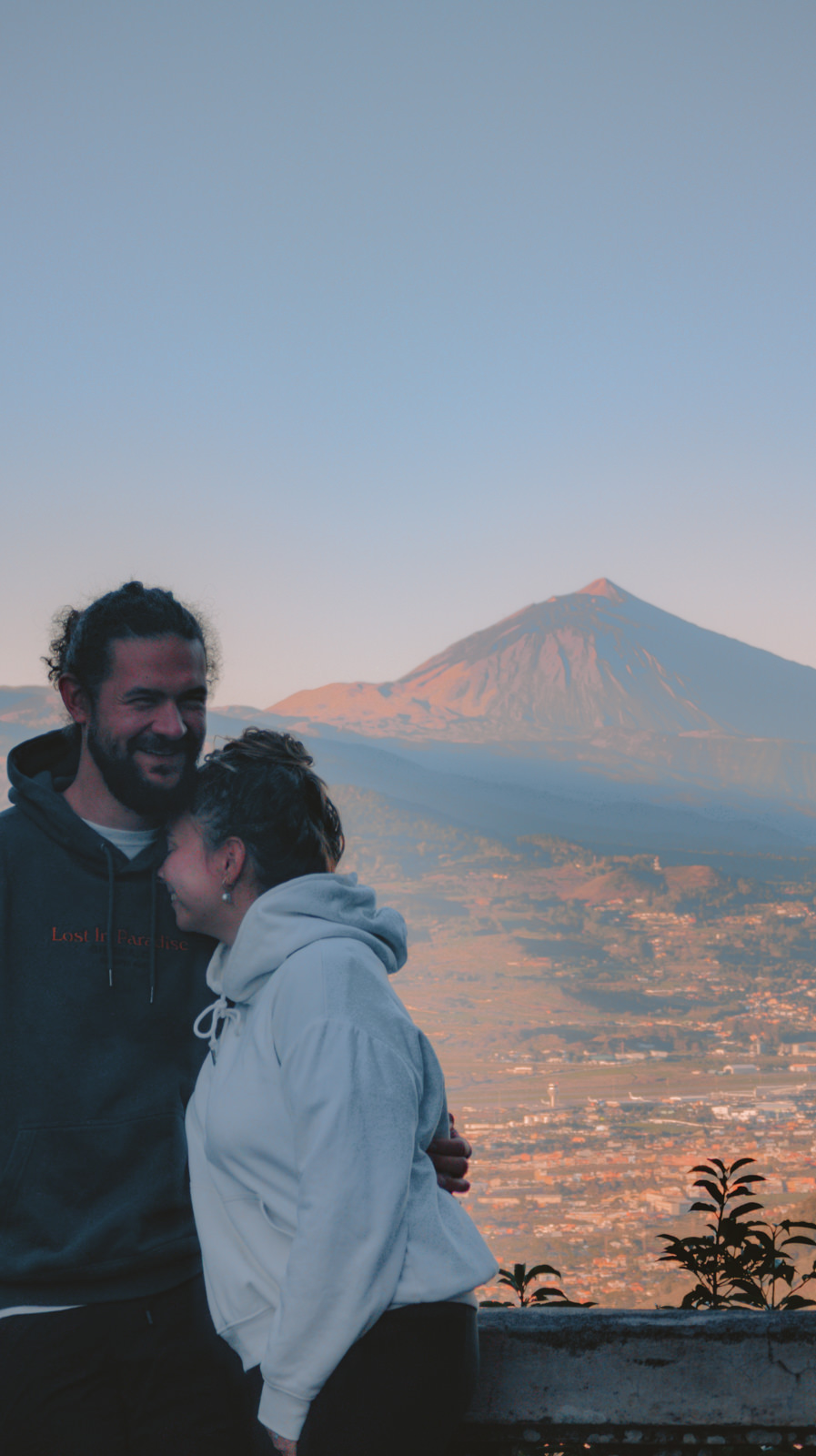 Julia und Matthias vor dem Vulkan El Teide auf Teneriffa