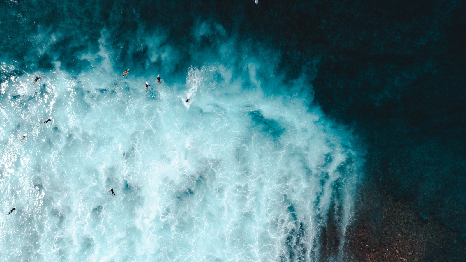 Surfer im Atlantik, Aufnahme mit der Drohne