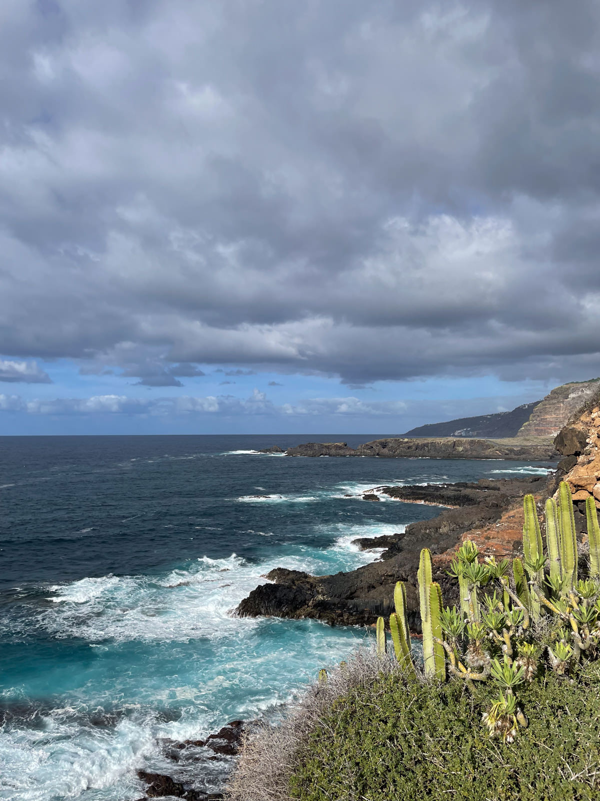 Küstenabschnitt bei Playa De Rojas bei El Sauzal auf Teneriffa