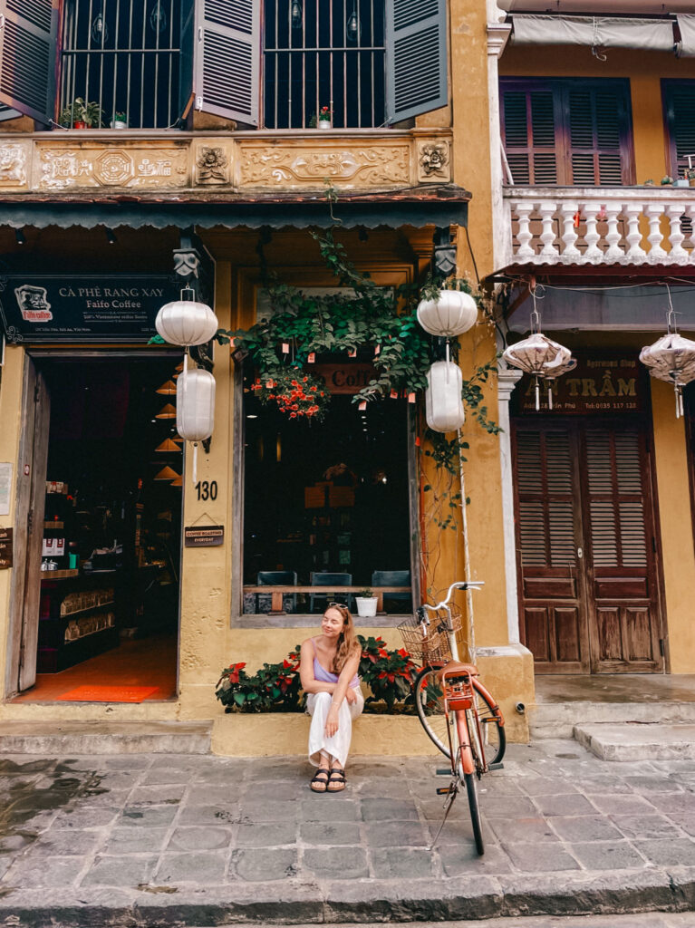 Julia vor einem Haus in Hoi An