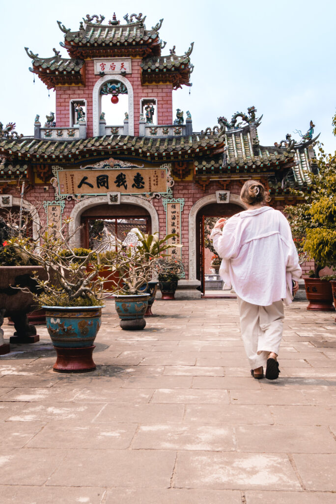 Julia vor einem Tempel in Hoi An