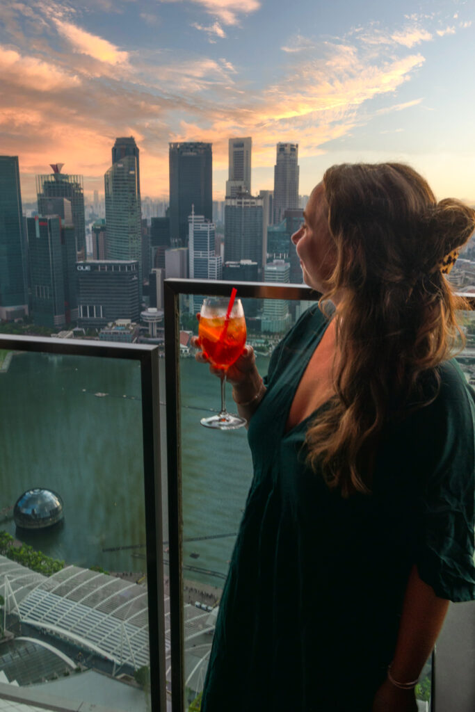 Julia im CeLaVie in Singapur mit Blick auf die Skyline