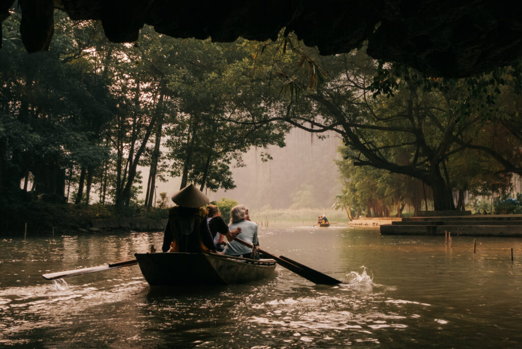 Bootstour von Tam Coc aus durch die trockene Halongbucht