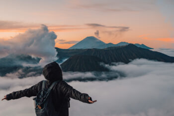 Sonnenaufgang mit Blick auf den Vulkan Bromo und Semeru auf der Insel Java