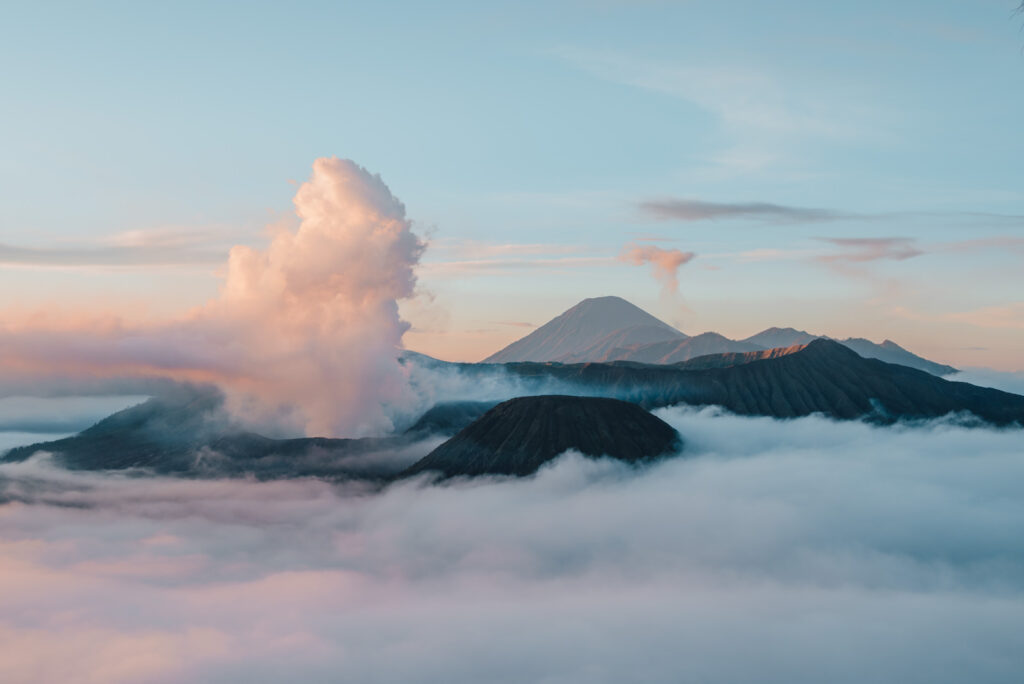 Sonnenaufgang mit Blick auf die Vulkane Bromo und Semeru auf der Insel Java in Indonesien