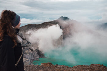 Julia blickt auf den Kratersee des Ijen Vulkans