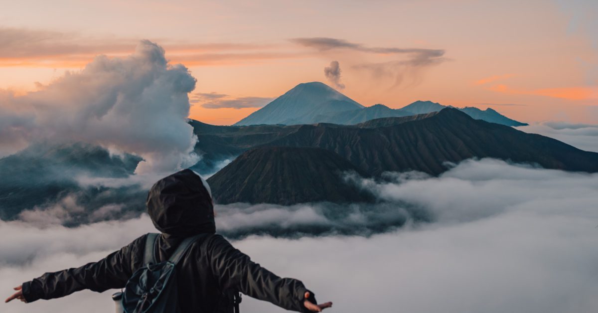 Sonnenaufgang mit Blick auf den Vulkan Bromo und Semeru auf der Insel Java