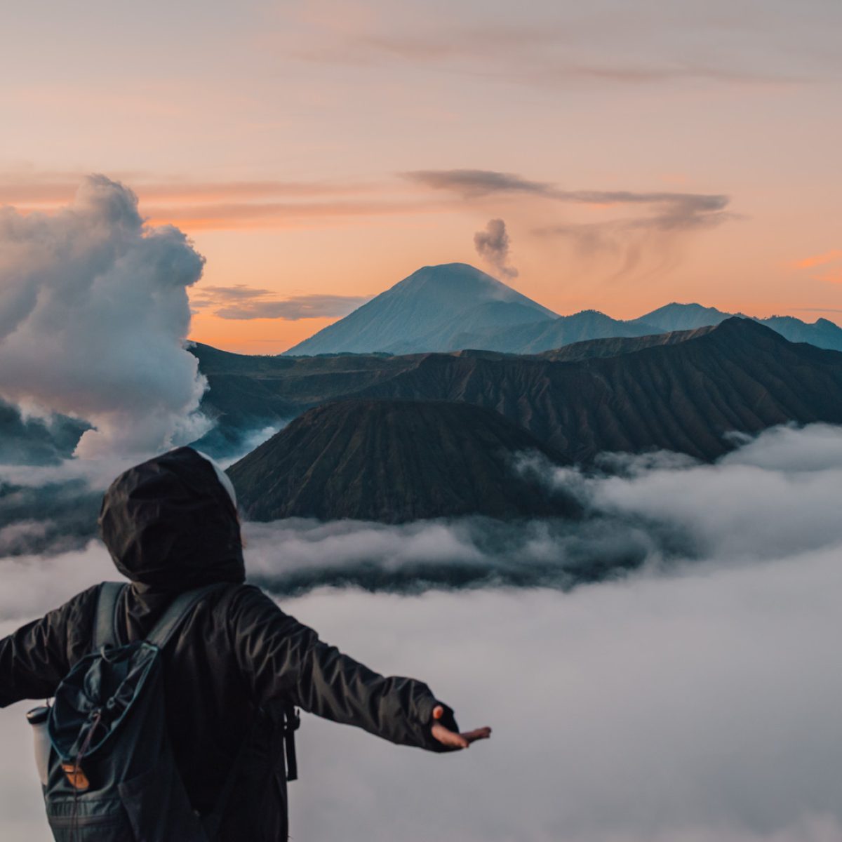 Sonnenaufgang mit Blick auf den Vulkan Bromo und Semeru auf der Insel Java