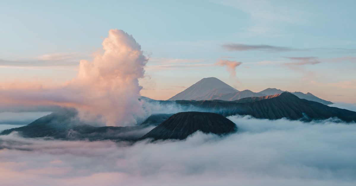 Sonnenaufgang mit Blick auf die Vulkane Bromo und Semeru auf der Insel Java in Indonesien