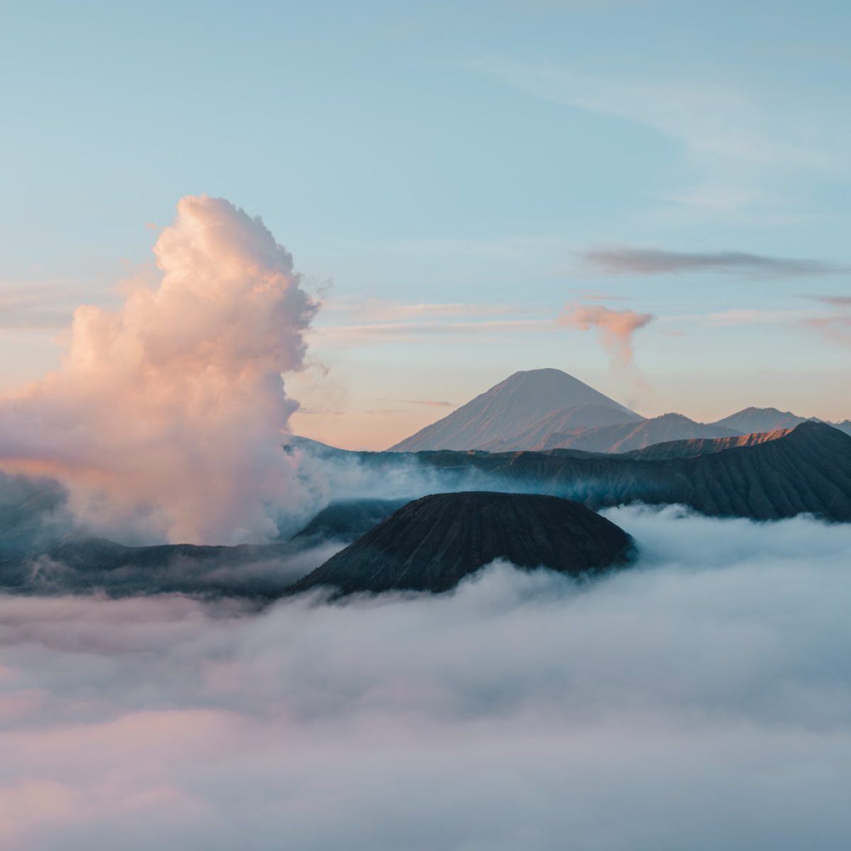 Sonnenaufgang mit Blick auf die Vulkane Bromo und Semeru auf der Insel Java in Indonesien