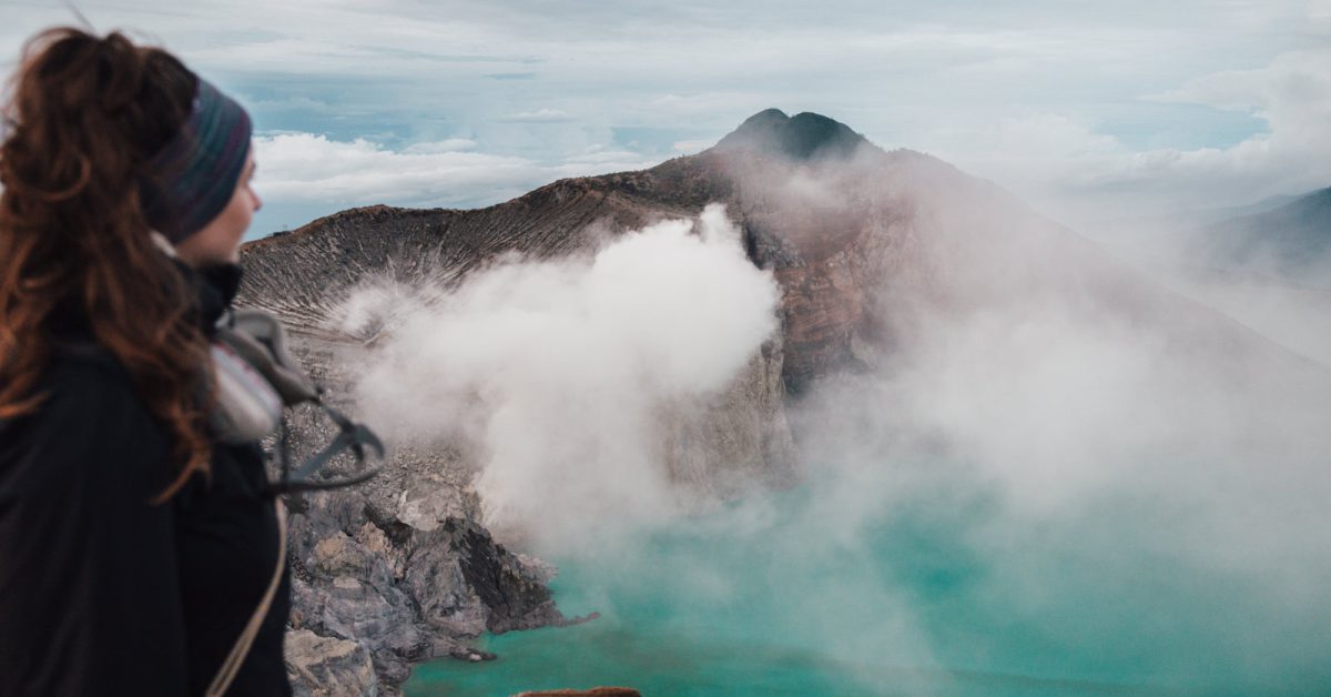 Julia blickt auf den Kratersee des Ijen Vulkans