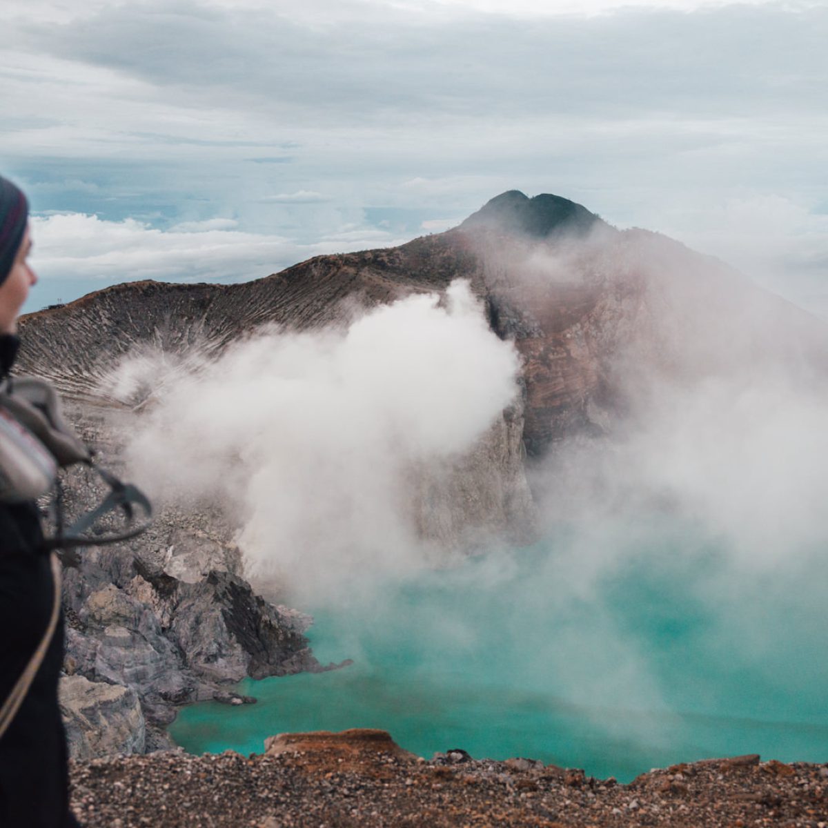 Julia blickt auf den Kratersee des Ijen Vulkans