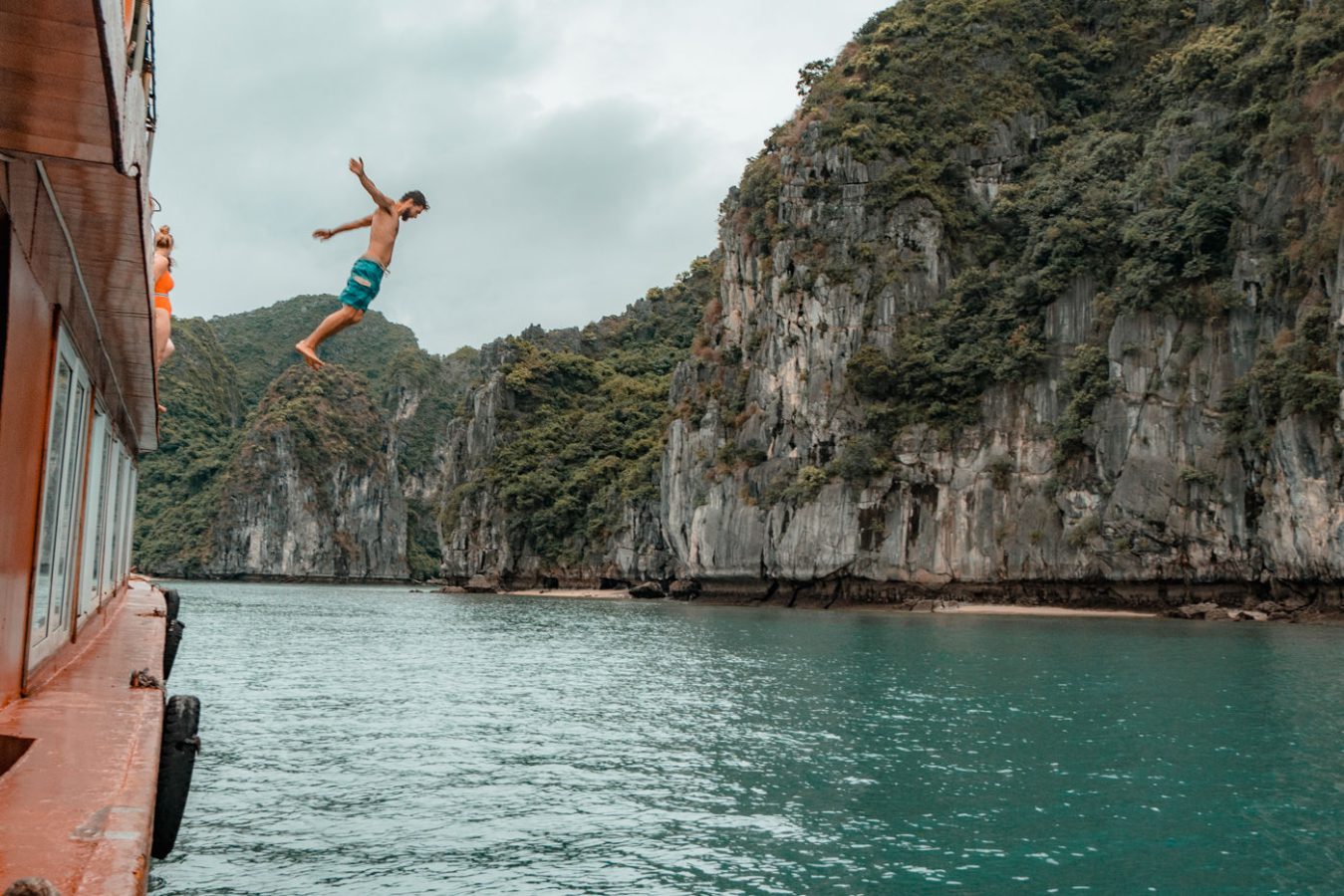 Matthias springt vom Boot in der Halong Bucht, Vietnam